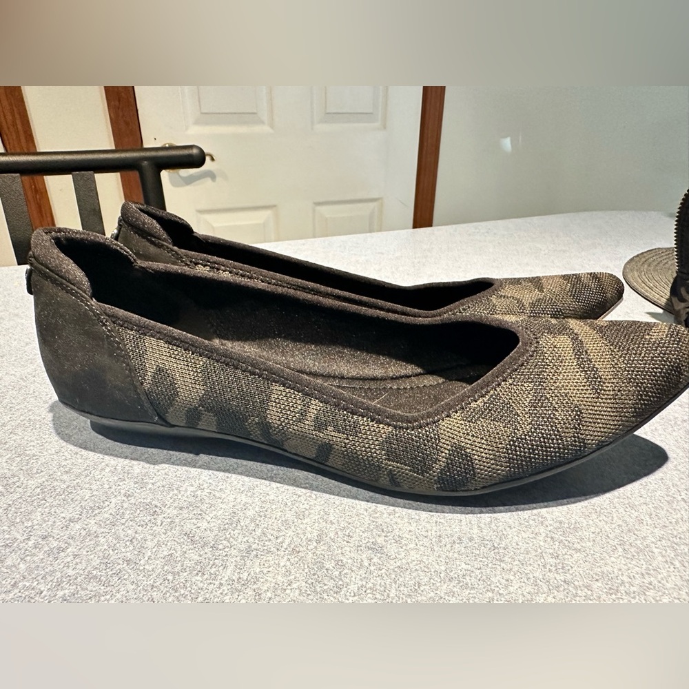 Anne Klein Sport Size 8.5 pointed flat
